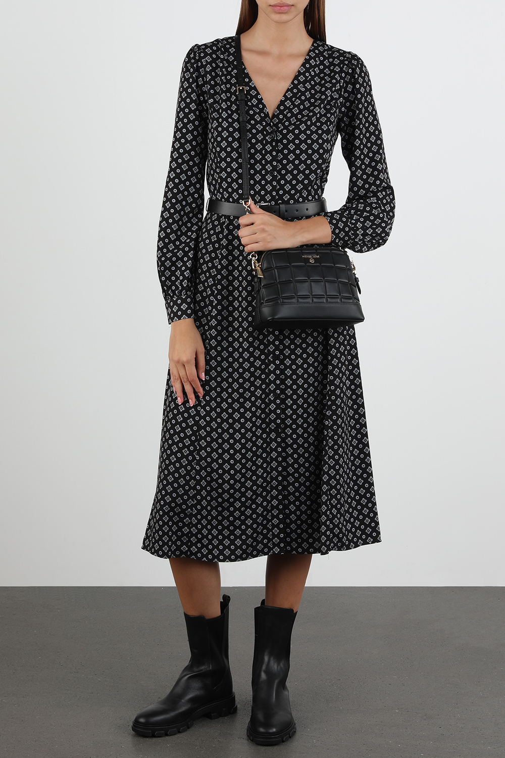 תמונת כל הלוק של תיק קרוס מעור מרופד עם תפרי קווילט בצבע שחור